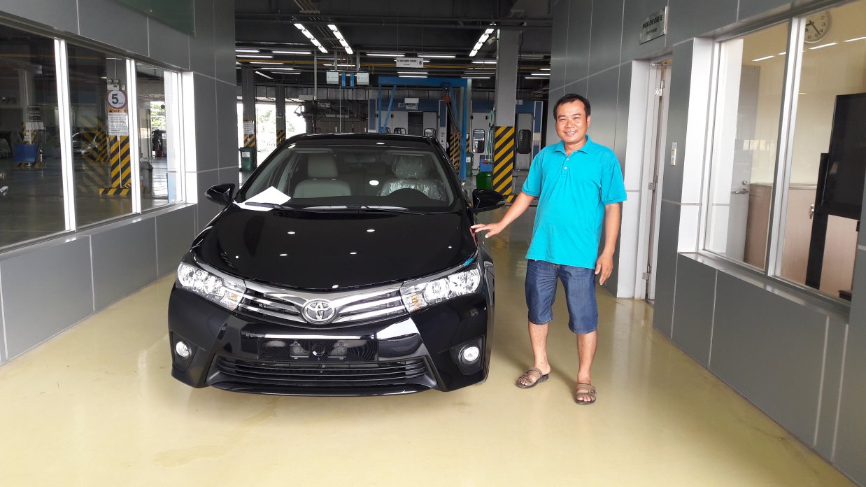 khách hàng mua xe Toyota Altis 2016 màu đen