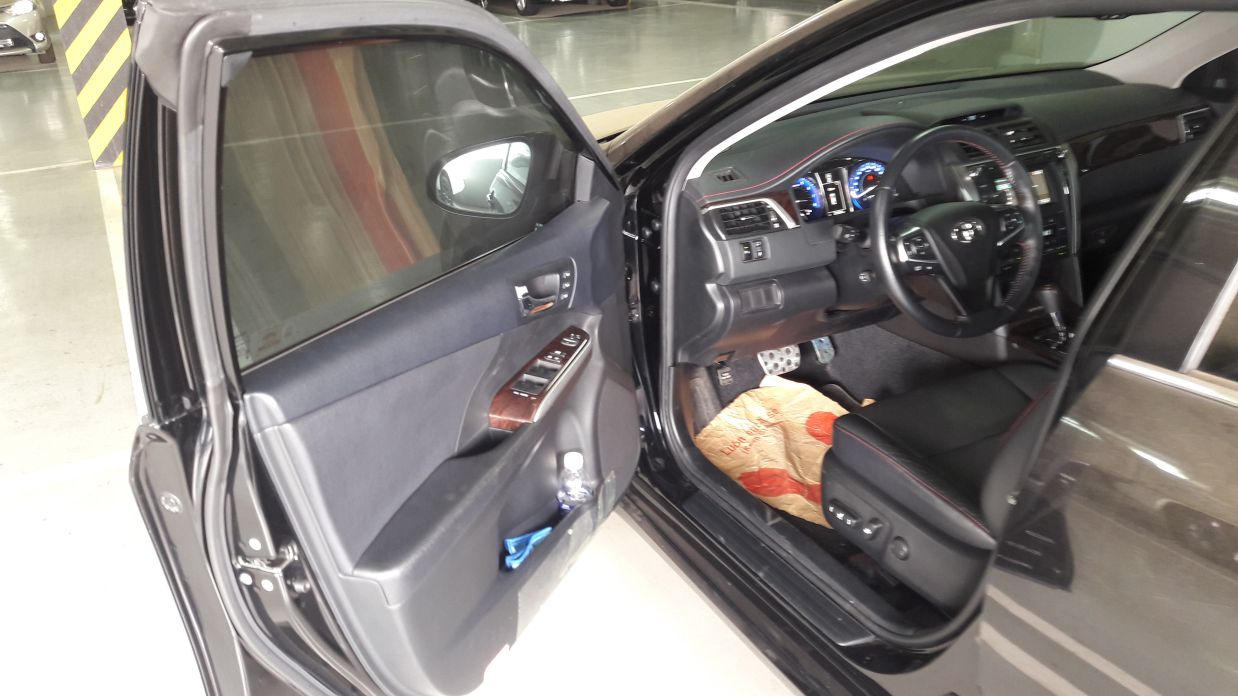 cánh cửa xe Toyota Camry 2.5Q đời 2015