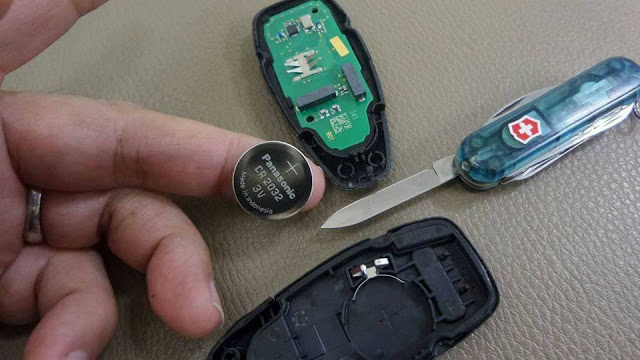 cách thay pin chìa khóa remote xe hơi khi bị hết pin