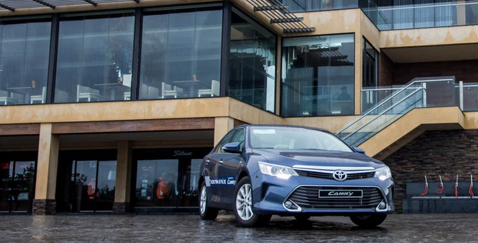 Giá bán xe ô tô Toyota Camry 2016