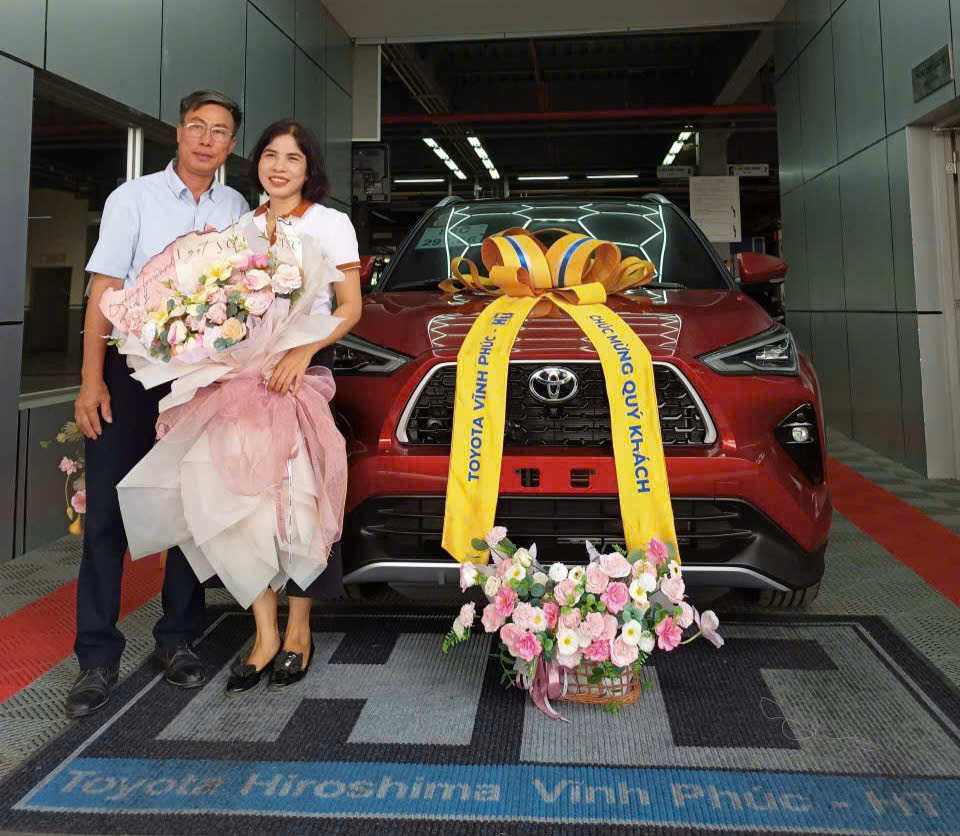 Toyota Yaris Cross màu cam đỏ nổi bật, bàn giao xe cho khách hàng tại đại lý Toyota Vĩnh Phúc