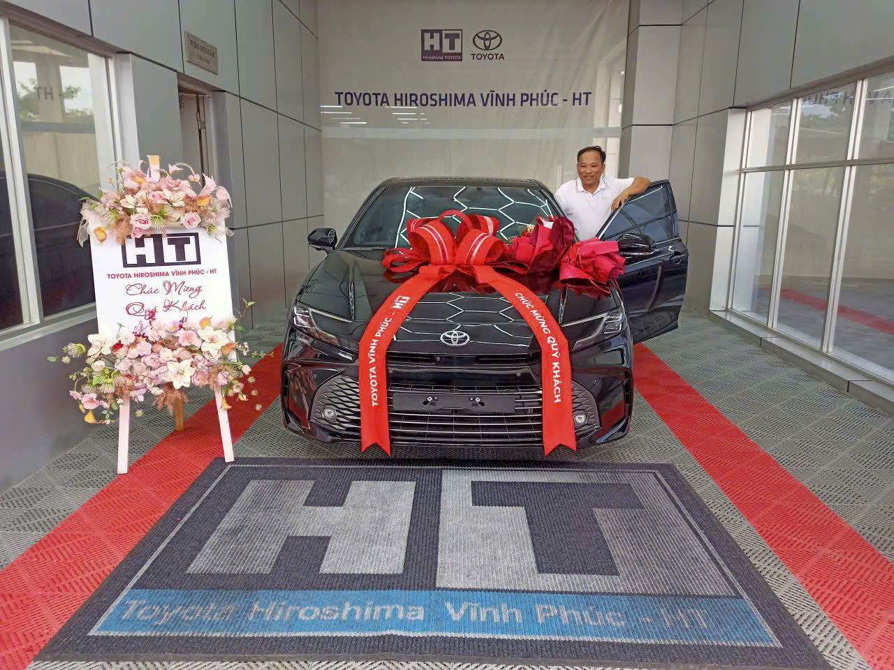 Giao xe Toyota Camry 2.5HEV MID Vĩnh Phúc