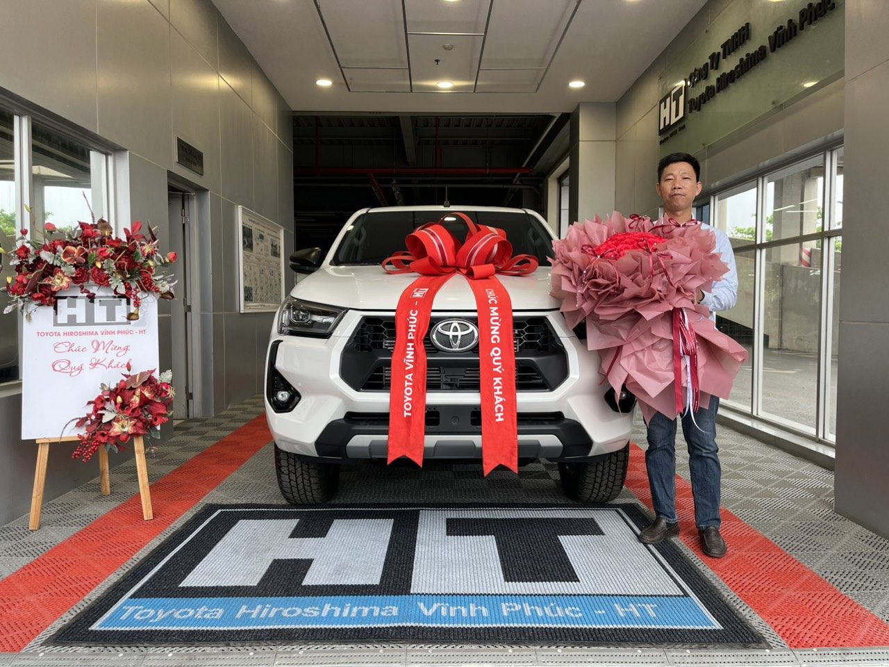 Giao xe Toyota Hilux màu trắng tại Nankai Vĩnh Phúc