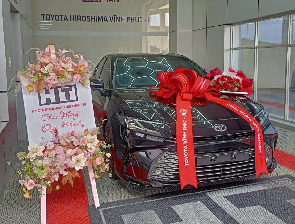 Giao_xe_toyota_camry_tại_Vĩnh_Phúc