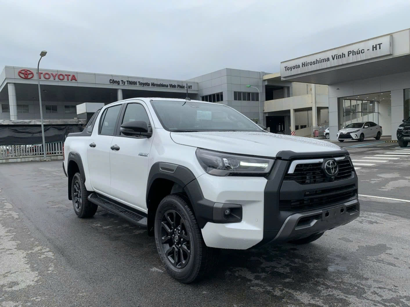 Ngoại thất Toyota Hilux mạnh mẽ, hầm hố tại Toyota Vĩnh Phúc