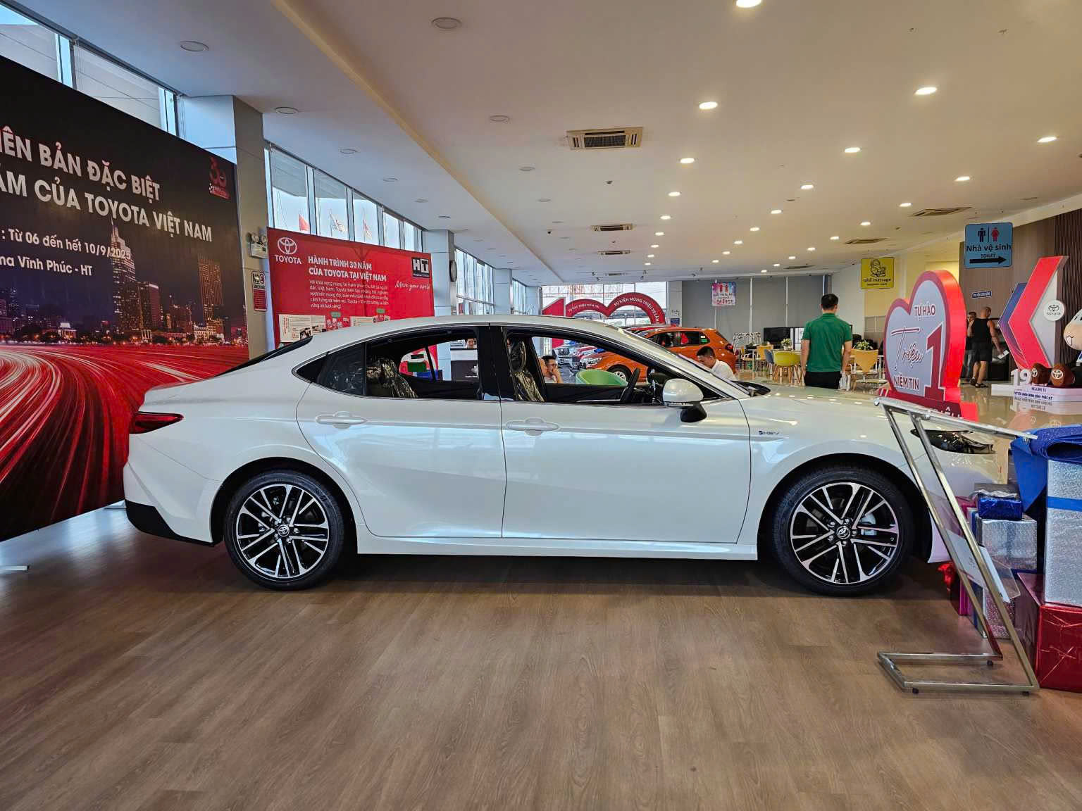 Toyota_Camry_2.5HEV_MID