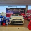 Toyota Camry 2.5HEV MID màu trắng tại Vĩnh Phúc