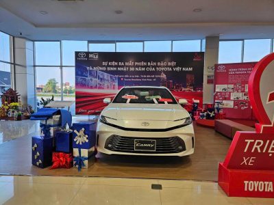 Toyota Camry 2.5HEV MID màu trắng tại Vĩnh Phúc