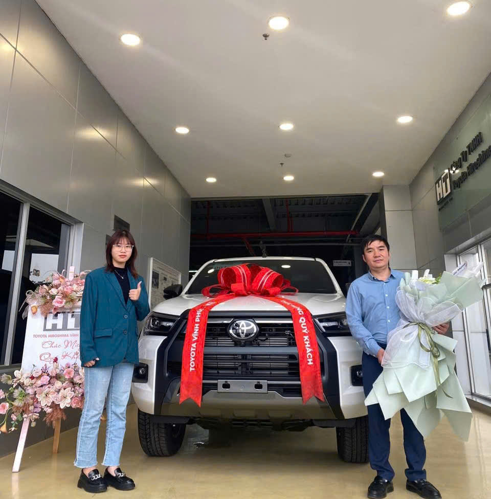 Toyota Hilux 4x4 AT 2 cầu màu trắng