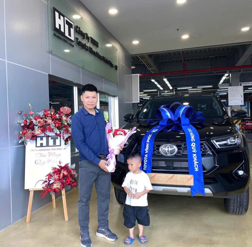Giao xe Toyota Hilux màu đen tại Nankai Vĩnh Phúc