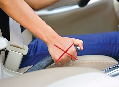 Cách xử lý khi xe bị kẹt chân ga đơn giản và an toàn nhất