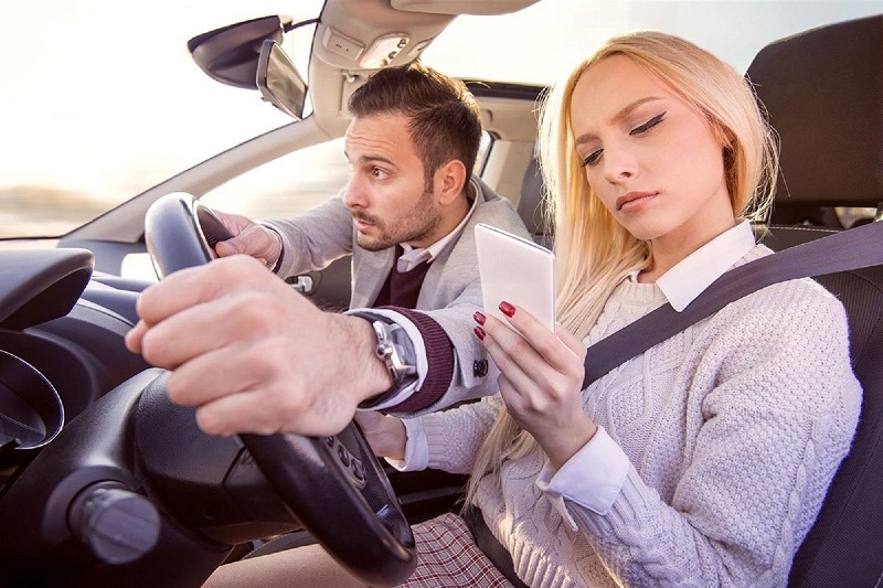 Những yếu tố gây mất tập trung khi lái xe và cách khắc phục