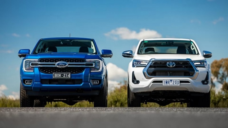 So sánh Toyota Hilux và Ford Ranger qua đầu xe