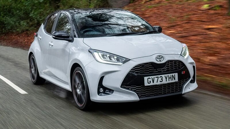 So sánh Toyota Yaris và Mazda 3