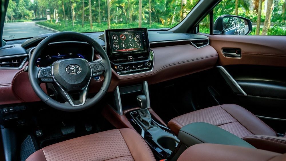 So sánh Toyota Cross và Kia Seltos qua khoang lái