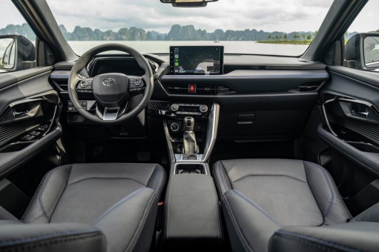 So sánh Kia Seltos và Toyota Yaris Cross qua nội thất