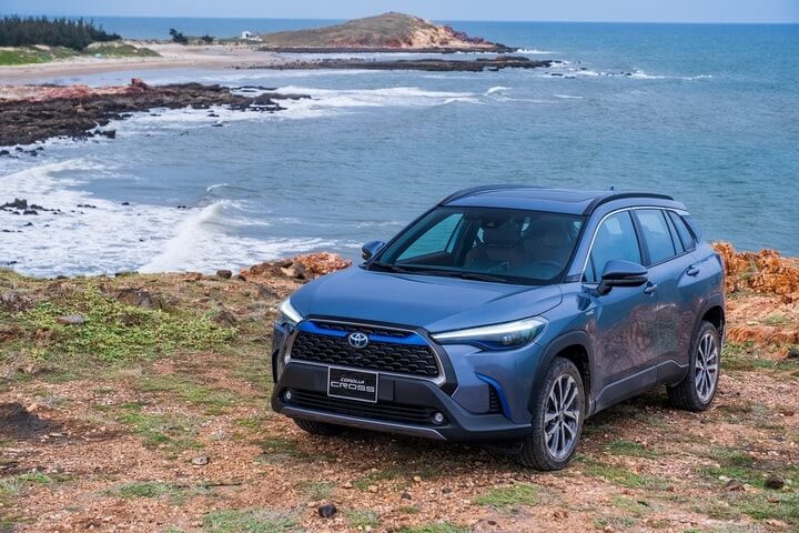 So sánh Toyota Raize và Corolla Cross qua nội thất