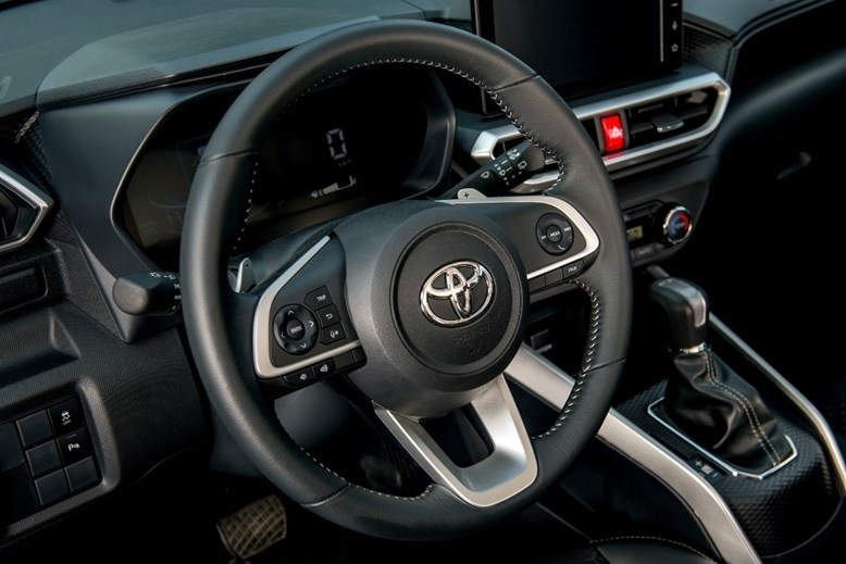 So sánh Toyota Raize và i10 chi tiết
