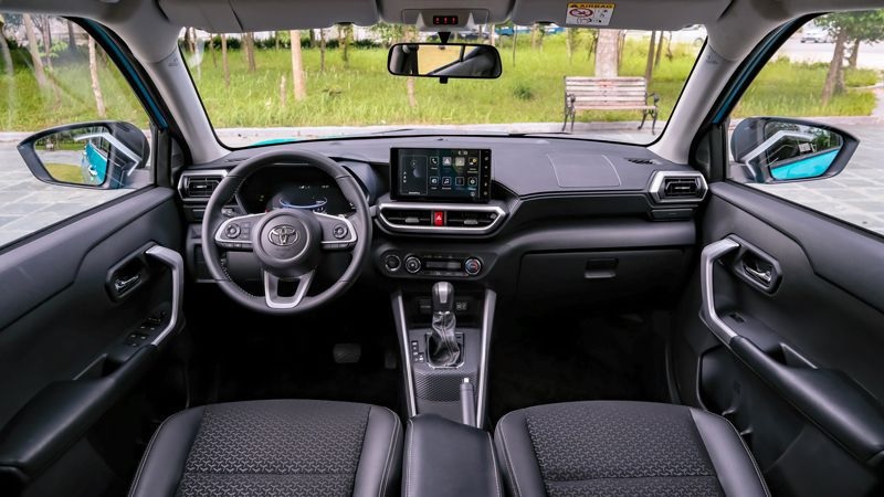 So sánh Toyota Raize và Hyundai Creta qua khoang lái