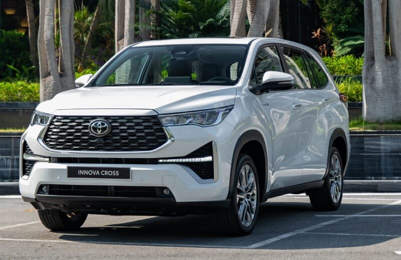 Giá Toyota Cross 7 chỗ bao nhiêu?
