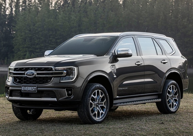 So sánh Toyota Innova và Ford Everest qua tiết kiệm nhiên liệu