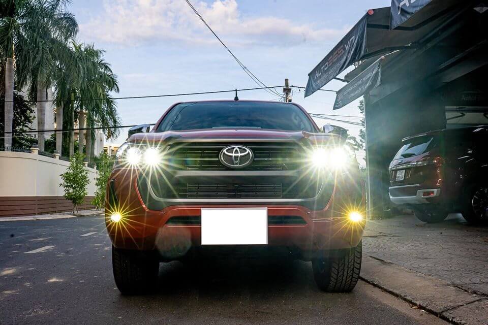 Đời xe Toyota Hilux thứ hai: 2015 - 2022