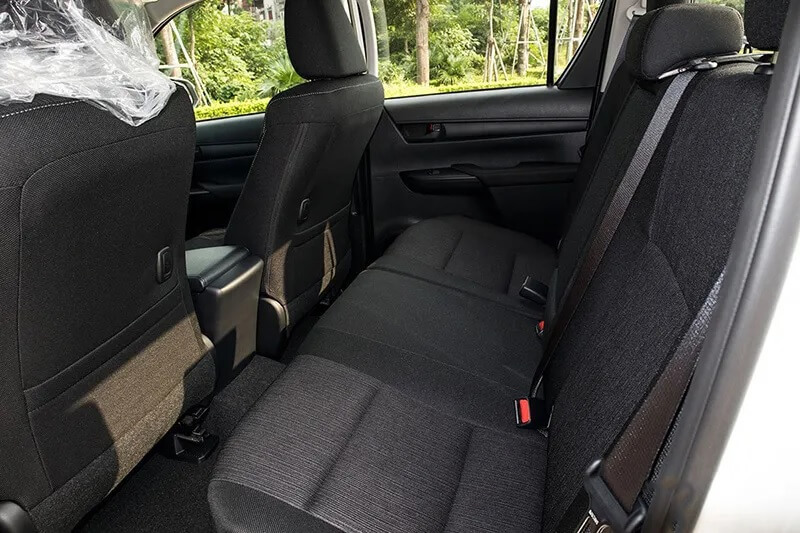 Đánh giá Toyota Hilux 2025 qua hàng ghế sau