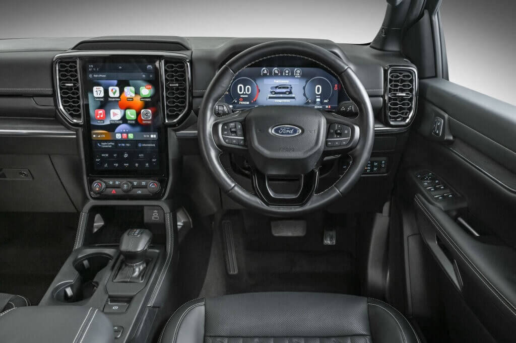 So sánh Ford Everest và Toyota Prado qua khoang lái