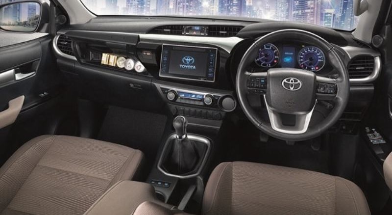 So sánh Toyota Hilux và Mitsubishi Triton qua nội thất
