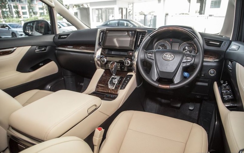 So sánh Toyota Alphard và Lexus LM qua khoang lái