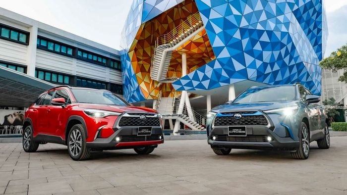 So sánh Toyota Vios và Toyota Corolla Cross qua thân xe