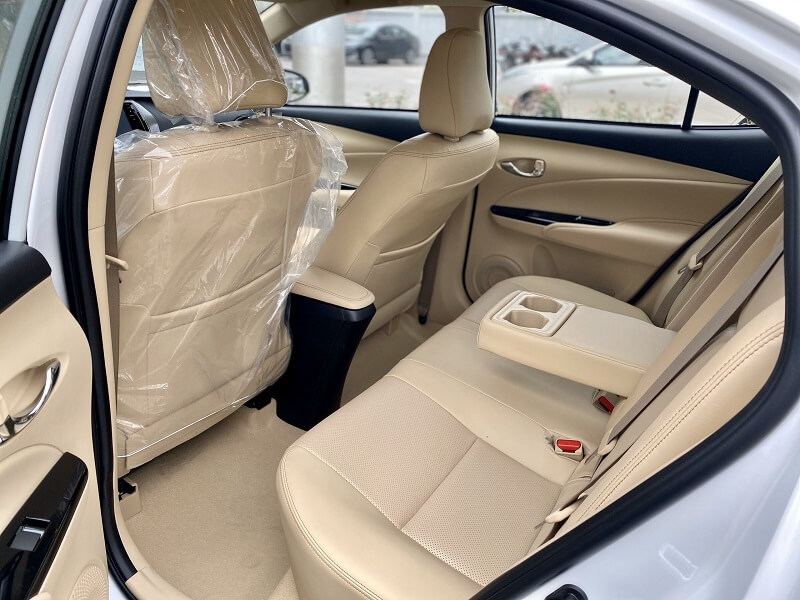 Toyota Vios và Toyota Veloz Cross qua ghế ngồi