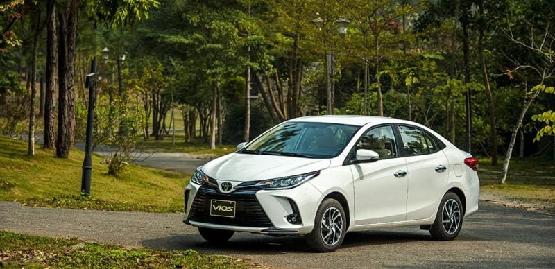 So sánh Toyota Vios và Toyota Hilux qua thân xe