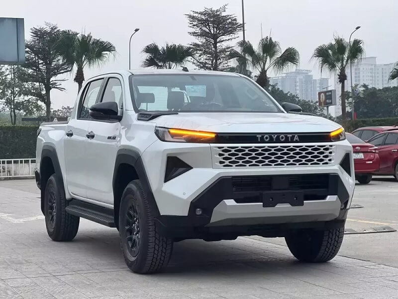 So sánh Toyota Vios và Toyota Hilux qua đuôi xe