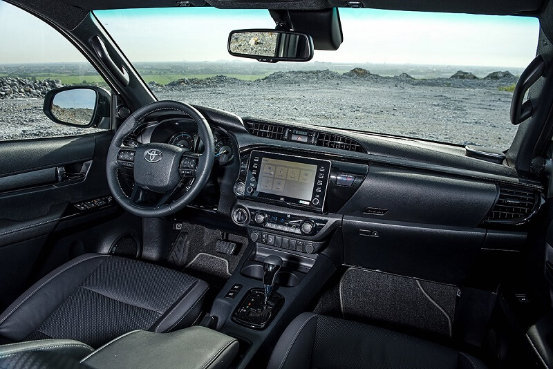 So sánh Toyota Vios và Toyota Hilux qua trang bị tiện ích