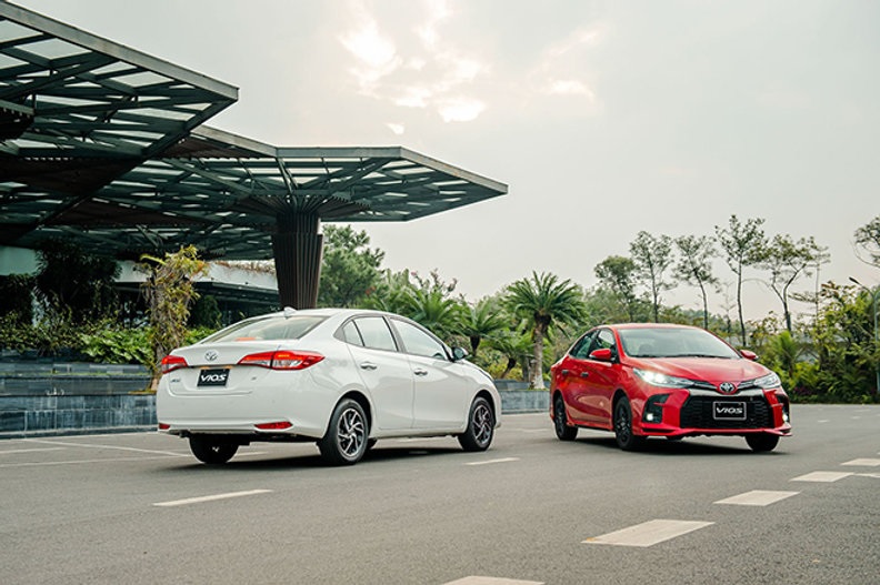 So sánh Toyota Vios và Toyota Hilux qua cảm giác lái