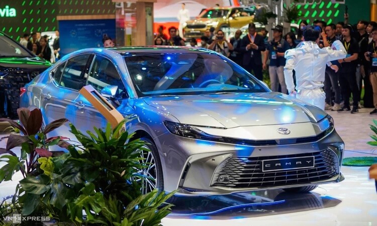 So sánh Toyota Vios và Toyota Camry qua thân xe