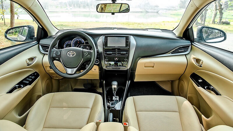 So sánh Toyota Vios và Toyota Camry qua trang bị tiện ích