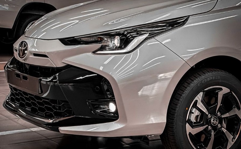 So sánh Toyota Vios và Toyota Fortuner qua đầu xe