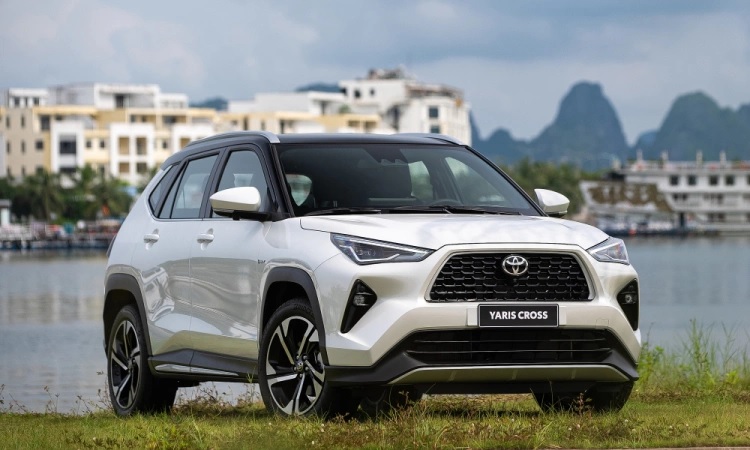 So sánh Toyota Yaris Cross và Toyota Camry qua ngoại thất