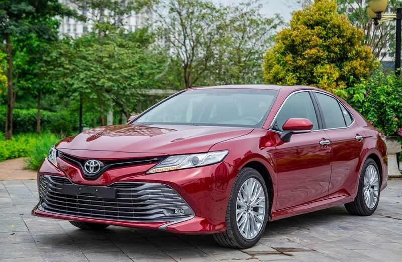So sánh Toyota Yaris Cross và Toyota Camry qua động cơ vận hành