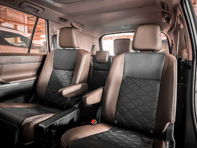 So sánh Toyota Yaris Cross và Toyota Innova qua nội thất