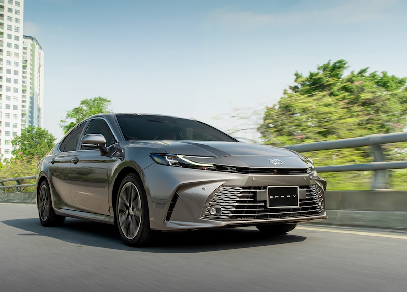 So sánh Toyota Corolla Cross và Toyota Camry qua cảm giác lái