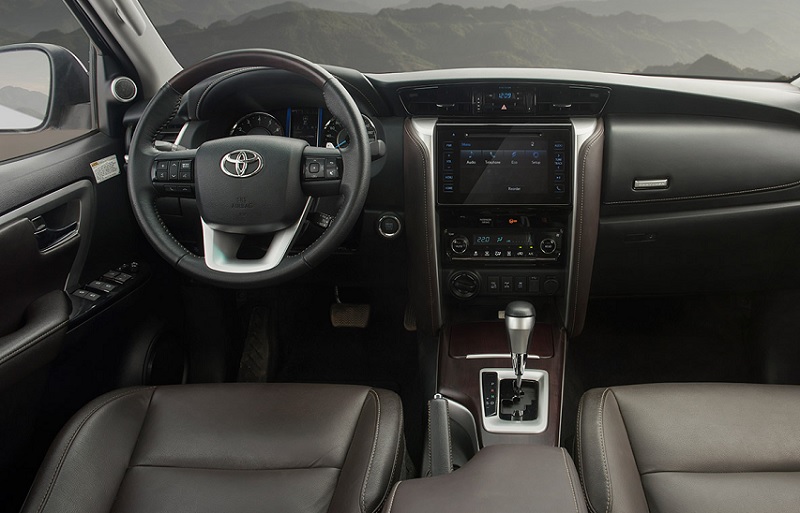So sánh Toyota Corolla Cross và Toyota Fortuner qua trang bị tiện ích