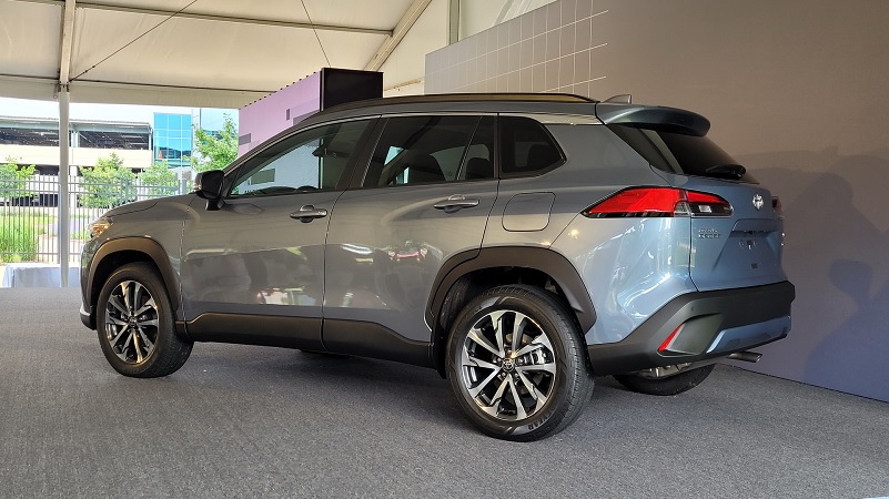 So sánh Toyota Corolla Cross và Toyota Hilux qua Ngoại thất và kích thước