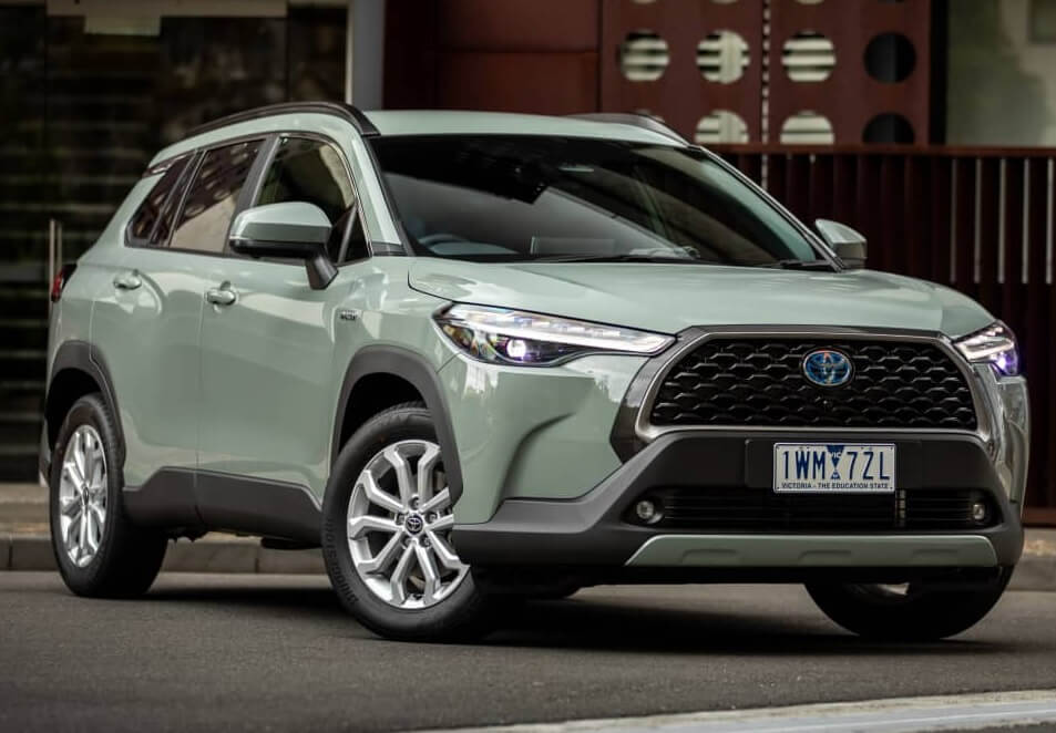 So sánh Toyota Corolla Cross và Toyota Hilux qua cảm giác lái