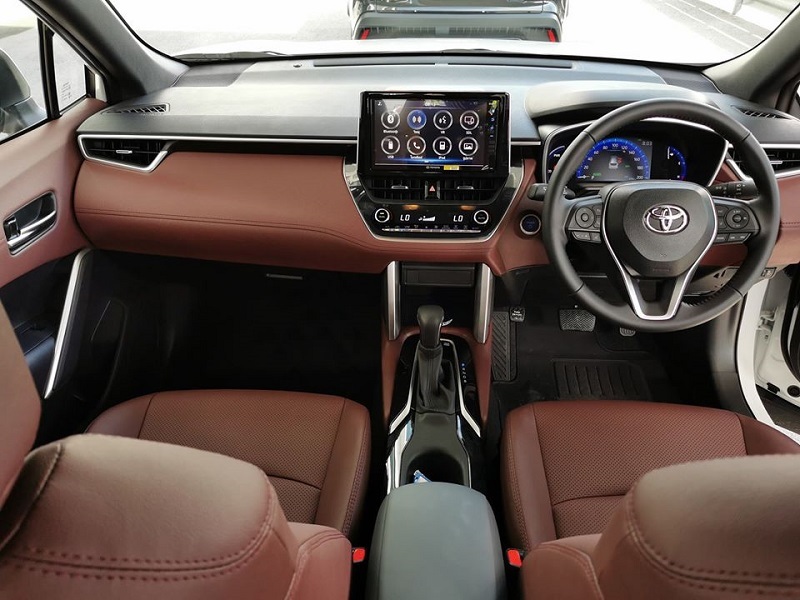 So sánh Toyota Corolla Cross và Toyota Hilux qua nội thất và trang bị tiện ích