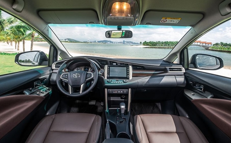 So sánh Toyota Corolla Cross và Toyota Innova qua khoang lái