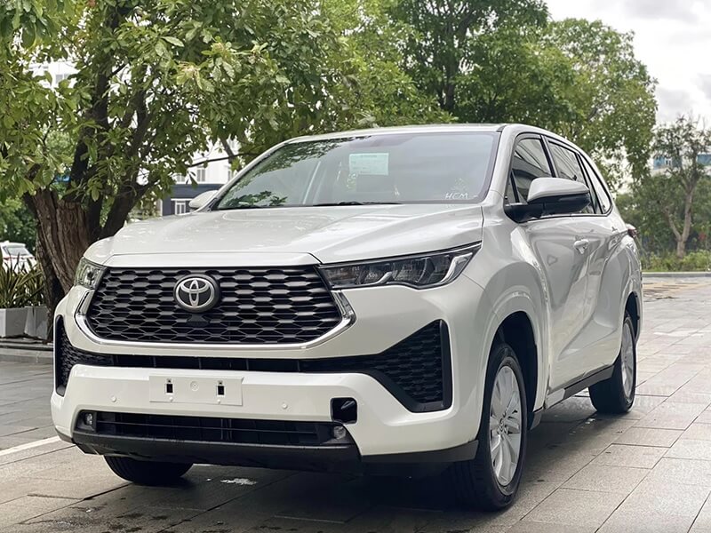 So sánh Toyota Corolla Cross và Toyota Innova qua ngoại thất
