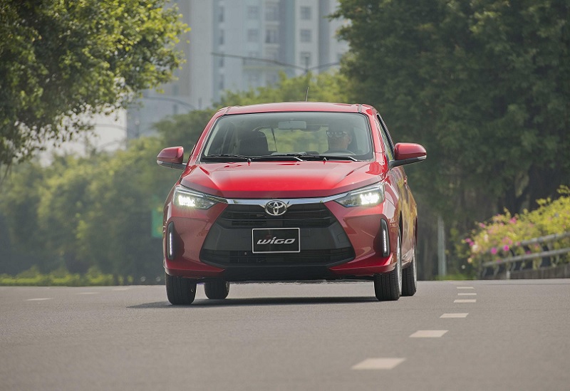 So sánh Toyota Corolla Cross và Toyota Wigo qua chi phí lăn bánh